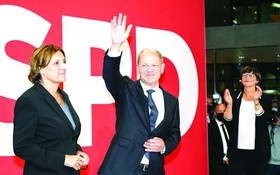 德國社民黨總理候選人朔爾茨（左二）向支持者揮手致意。（圖源：互聯網）