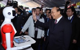 國家主席阮春福參觀2021年越南創新國際展覽會各展位。
