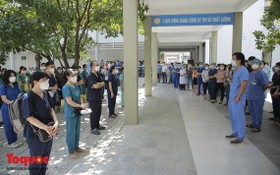 10月2日，峴港市C醫院為50名醫護人員啟程馳援胡志明市抗疫工作舉行歡送儀式。（圖源：祖國報）