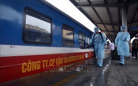 防疫工作人員在河內火車站進行噴灑消毒。（圖源：越通社）