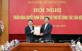 中央經濟部長陳俊英（右）向阮維興同志頒授委任《決定》。（圖源：越通社）