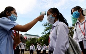 柬埔寨首都金邊學生上課前接受體溫測量。（圖源：越通社）