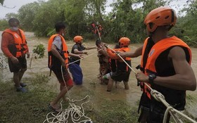 圓規引發菲律賓多處水浸，救援人員協助疏散。（圖源：AP）