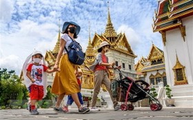遊客在泰國參觀曼谷大皇宮。（圖源：AFP）