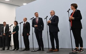 德國的社會民主黨、綠黨及自由民主黨舉行記者會，宣佈已達成聯合組閣的初步共識。（圖源：AFP）