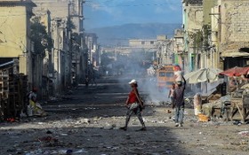 這是於 2019 年底拍攝的海地首都太子港一條廢棄街道上的景象。（圖源：AFP） 