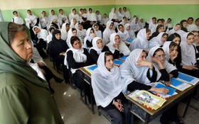 圖為2004年，一班女學生在喀布爾一間中學上課。 （圖源：Getty Images）