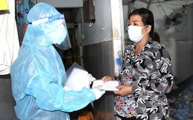 《西貢解放報》代表前往孕婦杜氏瓊兒的租住房動員、贈送輔助款項。