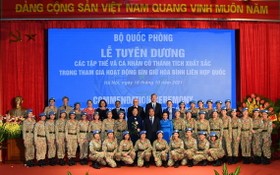 國家主席阮春福和與會外交代表同越南維和隊員們合影留念。（圖源：富山） 