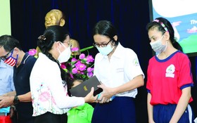 市祖國陣線委員會副主席潘嬌清香向占婆族貧困學生贈送平面電腦設備。