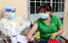 一名女工接受新冠疫苗注射。（圖源：同奈CDC） 