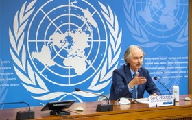 敘利亞憲法委員會小組第六輪會議10月17日開始時，聯合國秘書長敘利亞問題特使裴凱儒在記者會上向媒體介紹情況。（圖源：AP）