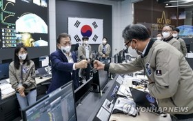 日前，韓總統文在寅（左二）鼓勵航太工作人員碰拳致意。（圖源：韓聯社）