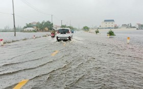 10月22日上午，承天-順化省大雨傾盆導致14號省路嚴重受淹。（圖源：武盛）