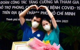 阿東與阿雲夫婦在表揚馳援本市抗疫醫護人員的儀式上。