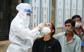 防疫工作人員為達樂省邦美蜀市居民採樣檢測。（圖源：越通社）