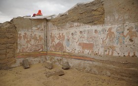 這是在埃及首都開羅以南的塞加拉地區拍攝的陵墓內的壁畫。（圖源: 新華社）