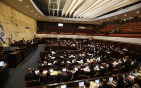 這是11月4日在耶路撒冷拍攝的以色列議會會議現場。（圖源: 新華社）