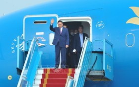 范明政總理和高級代表團抵達內牌機場。（圖源：越通社）