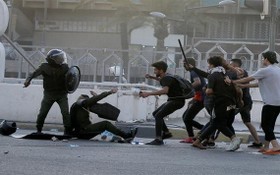 伊拉克首都“綠區”遭數百名示威者衝擊，抗議者與警方發生衝突。（圖源：互聯網）