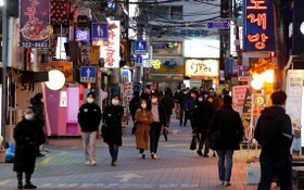 首爾晚間街頭一景。（圖源：路透社）