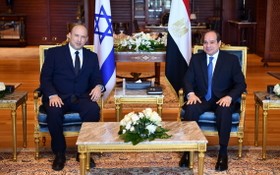 9月13日，埃及總統塞西（右）在沙姆沙伊赫會見以色列總理貝內特，雙方討論了雙邊關係和巴以局勢等地區和國際問題。（圖源：新華社）
