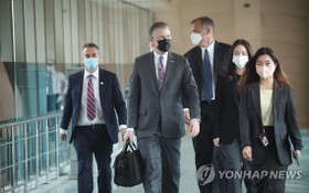 11月11日，克里滕布林克（左二）一行來到首爾市都染洞的韓國外交部大樓。（圖源：韓聯社）