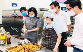跨部門檢查團前往清池縣朱文安初中學校檢查確保食品安全工作。