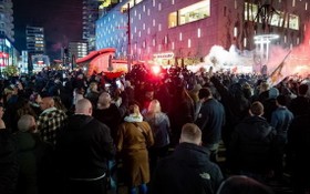 當地時間19日，該國港口城市鹿特丹出現反封鎖示威，大批抗議者與警察爆發激烈衝突。（圖源：EPA）