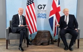 英國首相鮑里斯·約翰遜在G7峰會前會見拜登。（圖源：Getty Images）