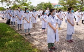 芹苴醫藥大學調動該校200名大學生和醫師組成50支流動醫療隊支援芹苴市抗疫。（圖源：白菊）