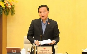 國會副主席阮克定在會議上發言。（圖源：Quochoi.vn）