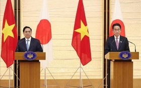 政府總理范明政（左）與日本首相岸田文雄召開記者會。（圖源：越通社）