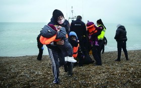 24日，英格蘭肯特，一批非法移民在穿過英吉利海峽時被皇家救生艇協會救上岸。（圖源：互聯網）