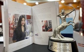 平仙日用品製作有限公司總經理尤麗娟與她榮獲的亞洲卓越企業獎座。