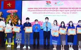 2021年“老撾-柬埔寨模範大學生”表彰儀式。（圖源: 市黨部新聞網）