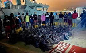 2021年11月4日，哥倫比亞海軍在圖馬科扣押了一艘裝有鹽酸可卡因的半潛式海船後，查獲了可卡因包裹。（圖源：路透社）