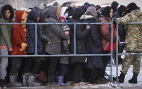 圖為當地時間12月1日，白俄羅斯格羅德諾，聚集在波蘭-白俄羅斯邊境地區的難民。（圖：互聯網）