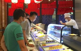 在Café Central自助餐廳食客在日式美食區取餐。
