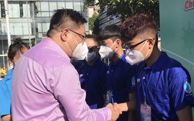 市越南青聯會代表向志願者親切握手並祝願抗疫成功歸來。（圖源：金英）