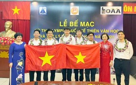 參加第十四次國際天文學與天文物理奧林匹克比賽的越南學生隊同老師們合影。（圖：河內市教育與培訓廳）