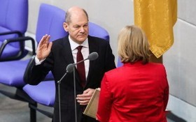 12月8日，在德國首都柏林的國會大廈，朔爾茨（左）宣誓就職。（圖：Getty Images）