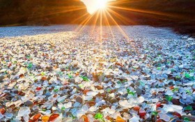 在陽光照耀下，烏蘇里灣整片海灘都閃耀著光芒。