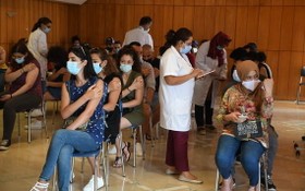 突尼斯民眾在首都突尼斯市一個疫苗接種點接種新冠疫苗。（圖：新華社）