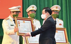 國會主席王廷惠向各單位頒發獎狀。（圖：越勇）