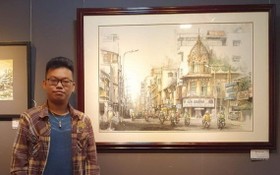 年輕華人畫家張家俊與作品《堤岸區》。