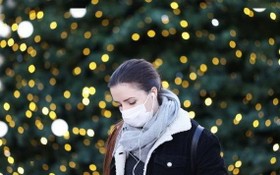 為遏制新冠病毒奧密克戎變異傳播，法國首都巴黎18日宣佈取消原定新年前夕在香榭麗舍大街舉行的煙花表演等慶祝活動。圖為 12月9日，一名女子戴口罩走在法國巴黎街頭。（圖：新華社）