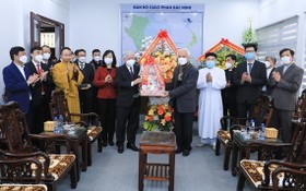 越南祖國陣線中央委員會主席杜文戰看望天主教北寧教區主教座堂神職人士並贈送聖誕禮物。