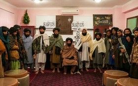 圖為Badghis副省長Molwi Mohibullah Asad（中）和其他塔利班成員於12月13日接受採訪。（圖：AP）