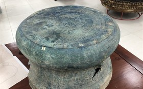 老街省博物館保管的公元前3至2世紀年代的東山文化嘉富銅鼓。（圖：海燈）